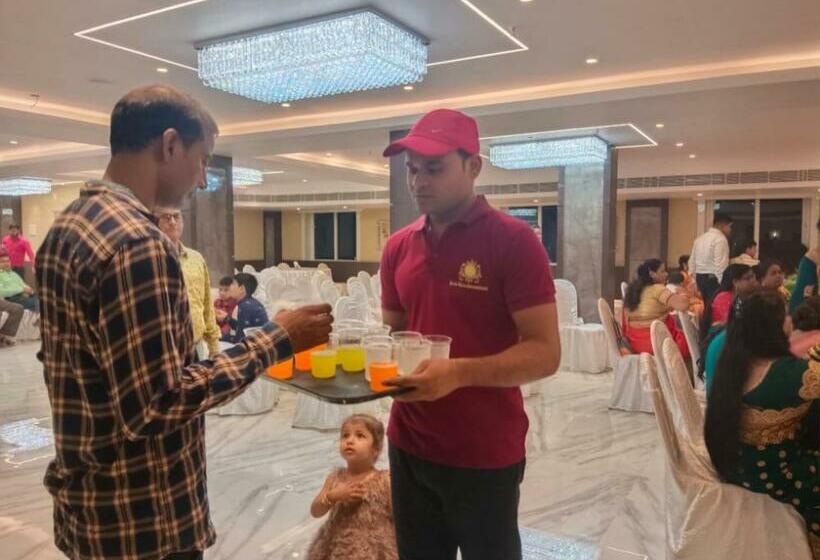 호텔 Ekta International !! 300 Mts From Baba Baidyanath Dham Temple !!