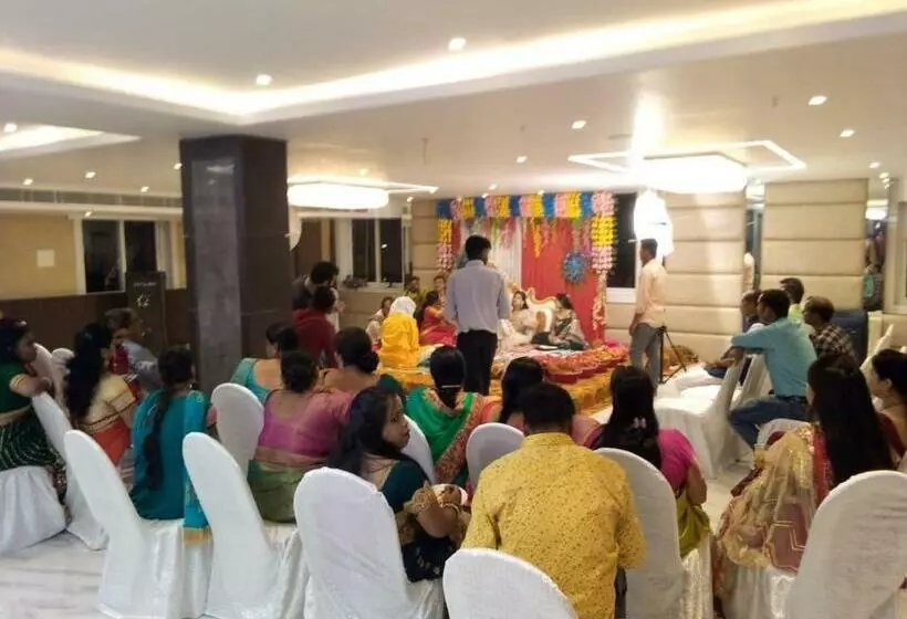 ホテル Ekta International !! 300 Mts From Baba Baidyanath Dham Temple !!