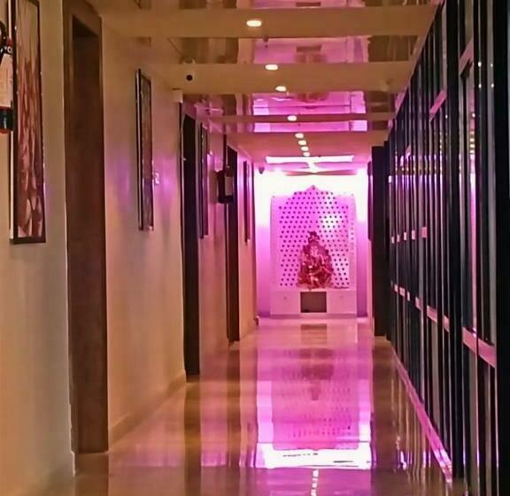 호텔 Ekta International !! 300 Mts From Baba Baidyanath Dham Temple !!