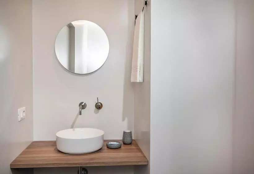 Majatalo Bed 10.5   Design Suite