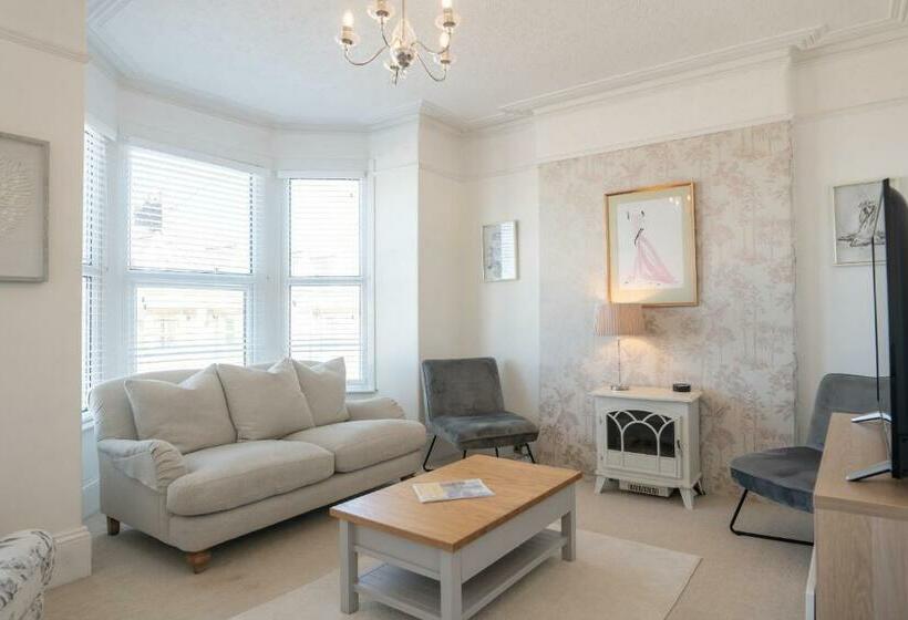 Spacious 4 Bed Victorian House With Sea Views Tjs4tt