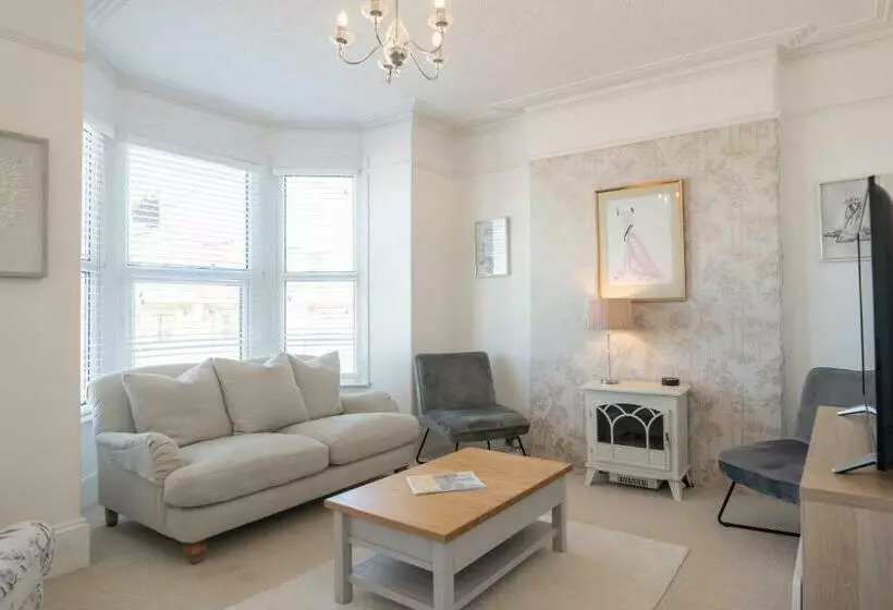 Spacious 4 Bed Victorian House With Sea Views Tjs4tt