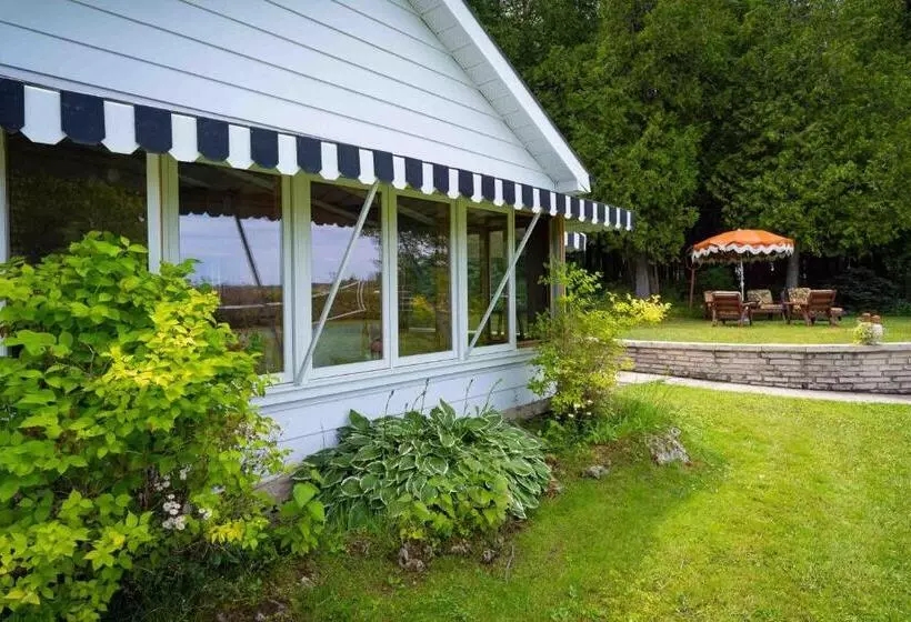 ユースホステル Somewhere In Time   Retro Spacious Cottage With Private Sandy Beach
