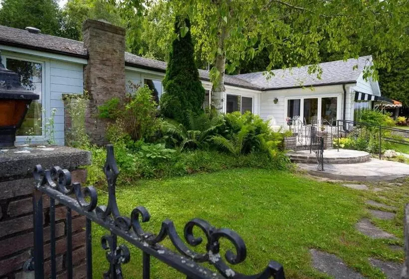 ユースホステル Somewhere In Time   Retro Spacious Cottage With Private Sandy Beach