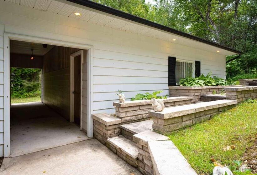 호스텔 Somewhere In Time   Retro Spacious Cottage With Private Sandy Beach