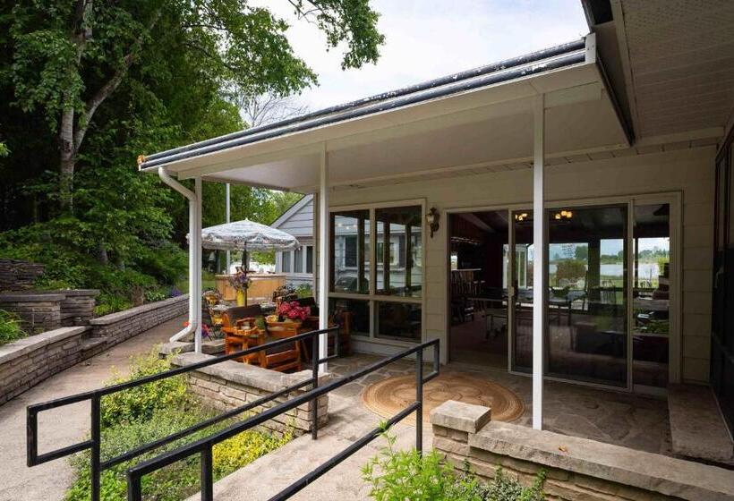 호스텔 Somewhere In Time   Retro Spacious Cottage With Private Sandy Beach