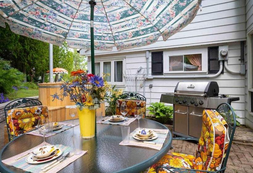 호스텔 Somewhere In Time   Retro Spacious Cottage With Private Sandy Beach