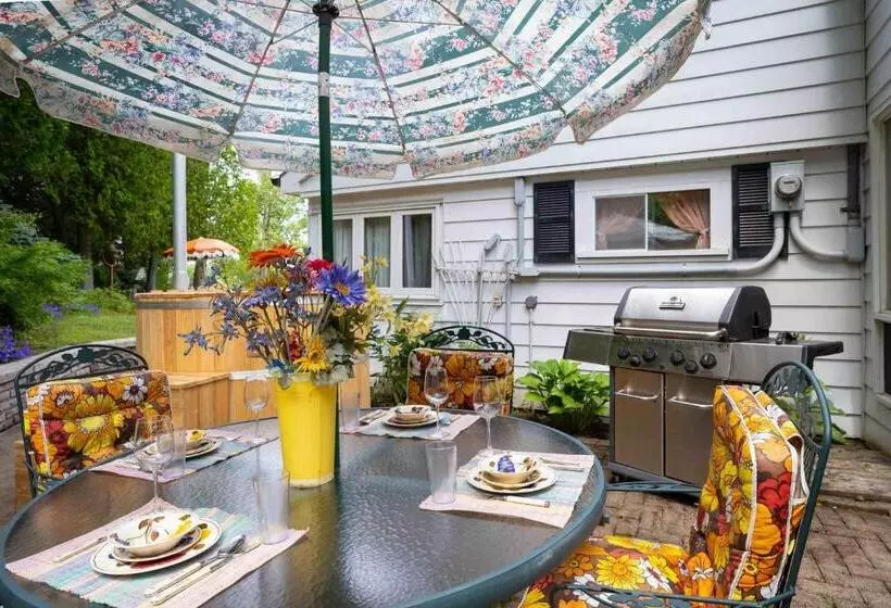 ユースホステル Somewhere In Time   Retro Spacious Cottage With Private Sandy Beach