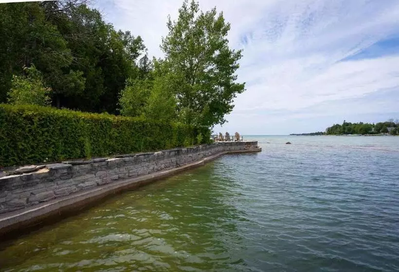 ユースホステル Somewhere In Time   Retro Spacious Cottage With Private Sandy Beach