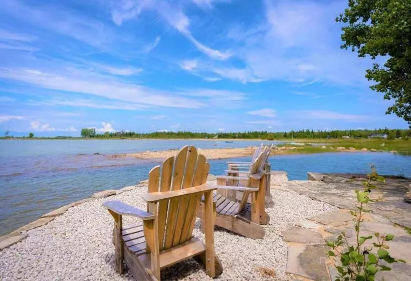 ユースホステル Somewhere In Time   Retro Spacious Cottage With Private Sandy Beach