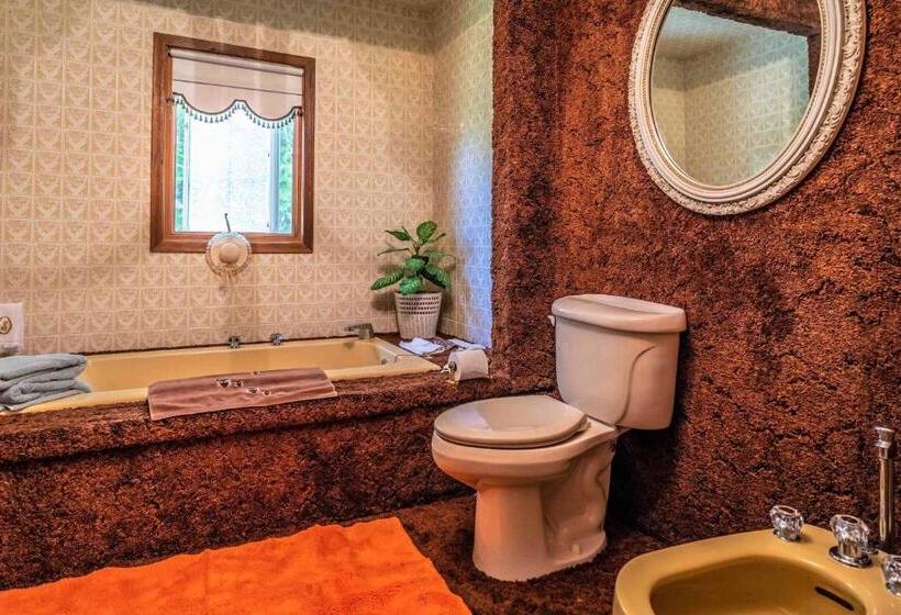 호스텔 Somewhere In Time   Retro Spacious Cottage With Private Sandy Beach