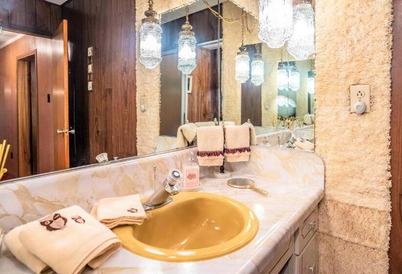 호스텔 Somewhere In Time   Retro Spacious Cottage With Private Sandy Beach