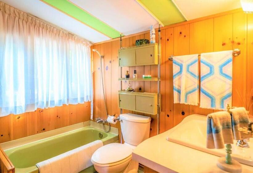 호스텔 Somewhere In Time   Retro Spacious Cottage With Private Sandy Beach