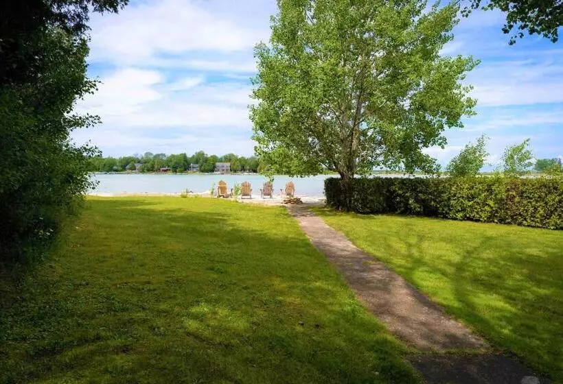 ユースホステル Somewhere In Time   Retro Spacious Cottage With Private Sandy Beach