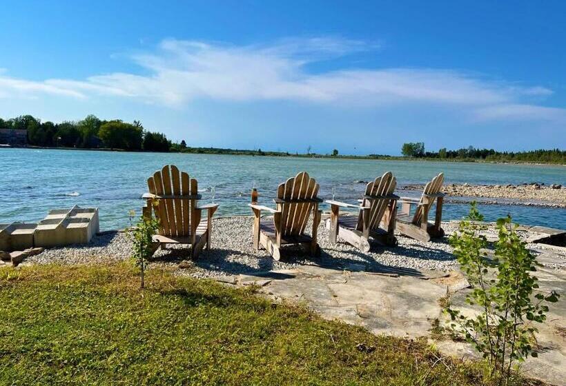 호스텔 Somewhere In Time   Retro Spacious Cottage With Private Sandy Beach