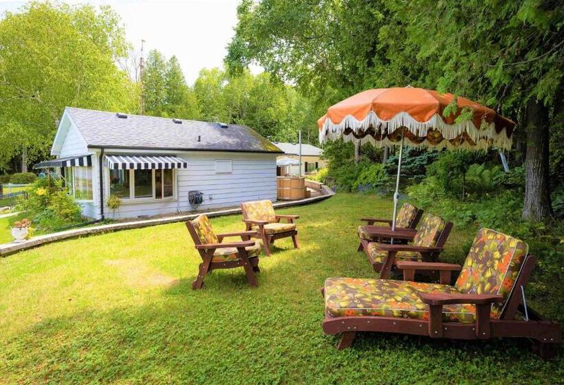 호스텔 Somewhere In Time   Retro Spacious Cottage With Private Sandy Beach