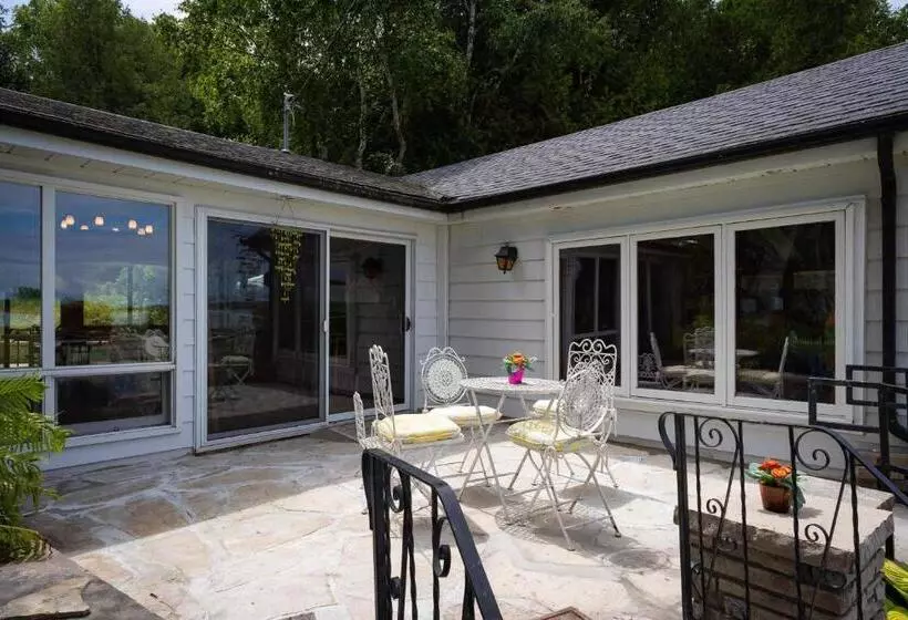 ユースホステル Somewhere In Time   Retro Spacious Cottage With Private Sandy Beach