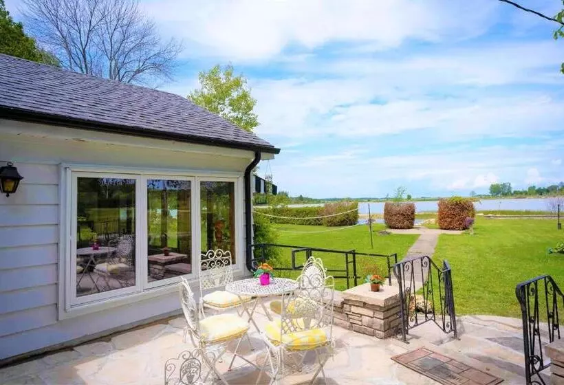 ユースホステル Somewhere In Time   Retro Spacious Cottage With Private Sandy Beach