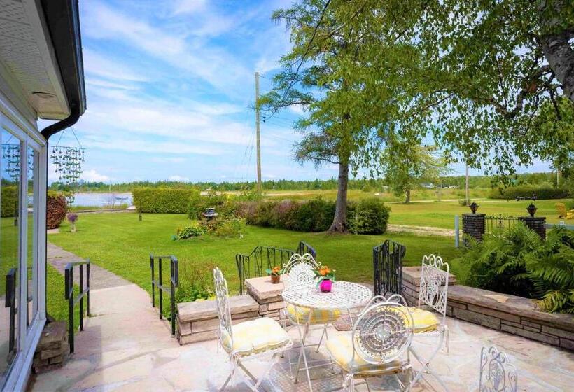 호스텔 Somewhere In Time   Retro Spacious Cottage With Private Sandy Beach