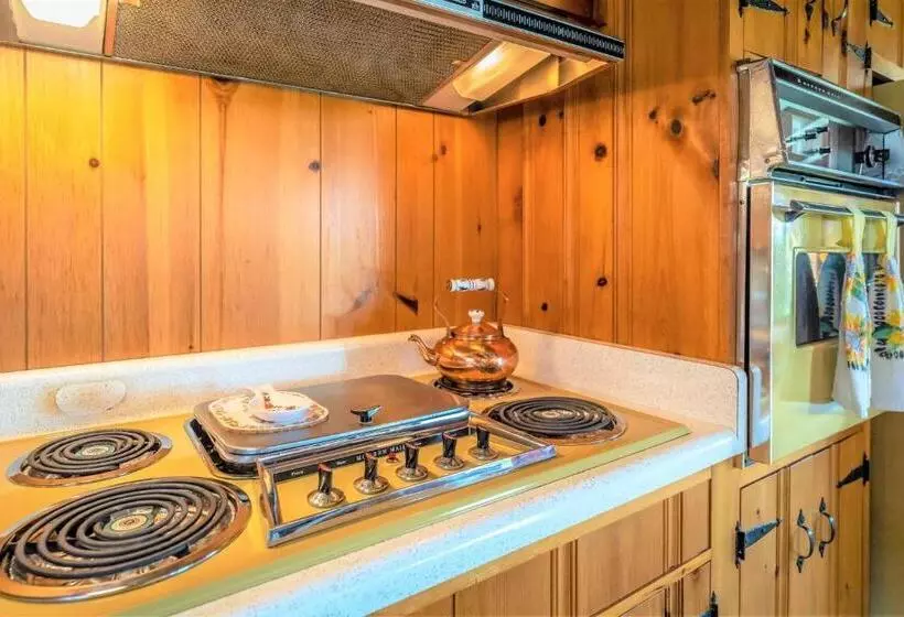 ユースホステル Somewhere In Time   Retro Spacious Cottage With Private Sandy Beach