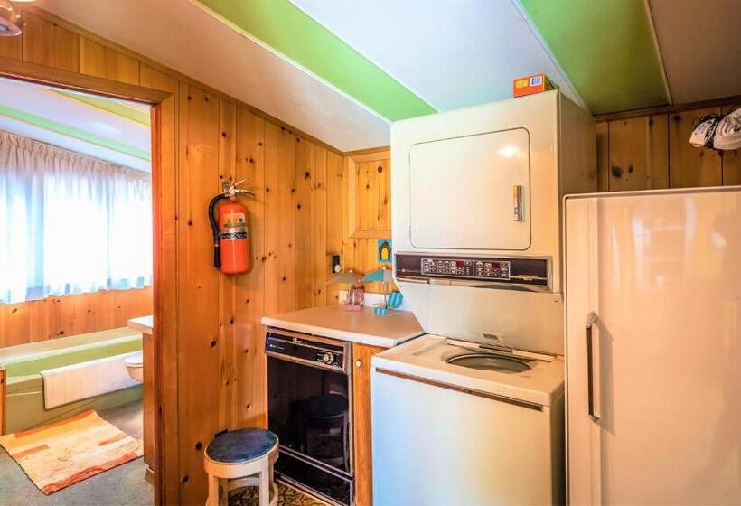 호스텔 Somewhere In Time   Retro Spacious Cottage With Private Sandy Beach