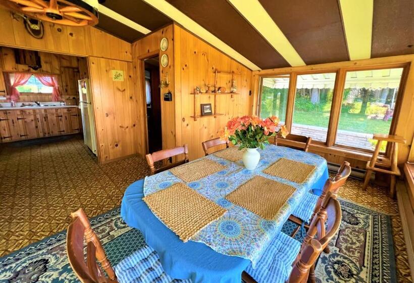 호스텔 Somewhere In Time   Retro Spacious Cottage With Private Sandy Beach