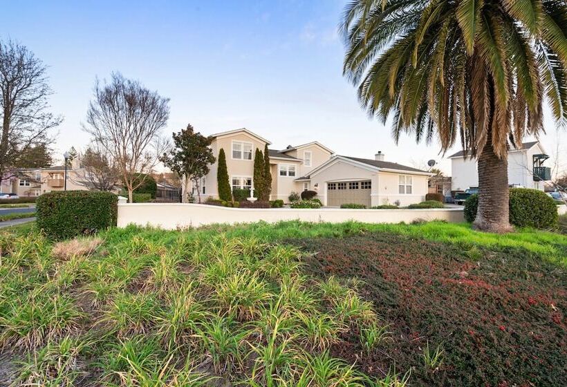 Fiano By Avantstay Centrally Located Haven W/ Stunning Courtyard & Pool Table