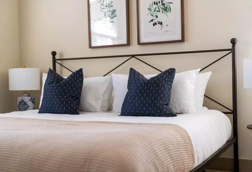 Fiano By Avantstay Centrally Located Haven W/ Stunning Courtyard & Pool Table