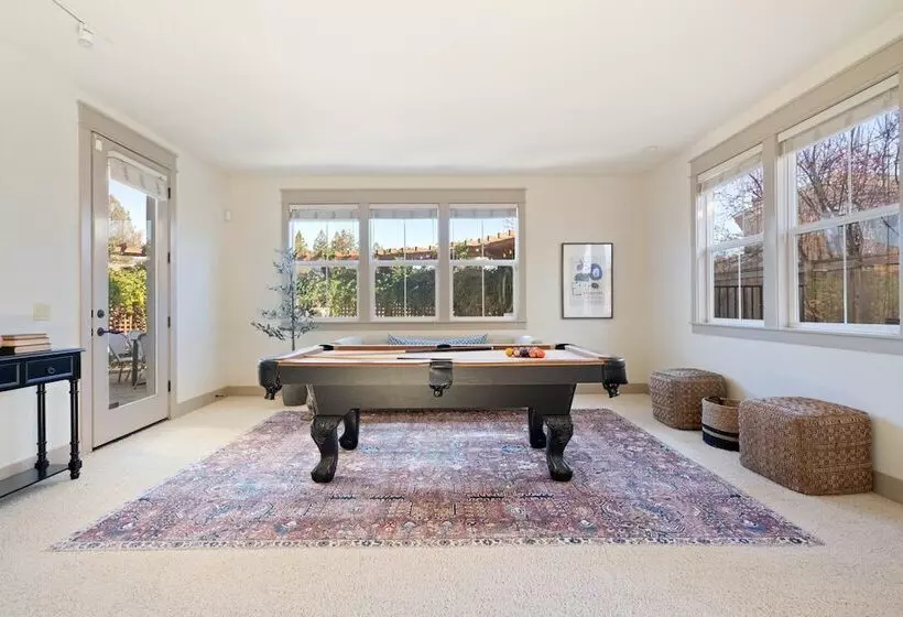 Fiano By Avantstay Centrally Located Haven W/ Stunning Courtyard & Pool Table