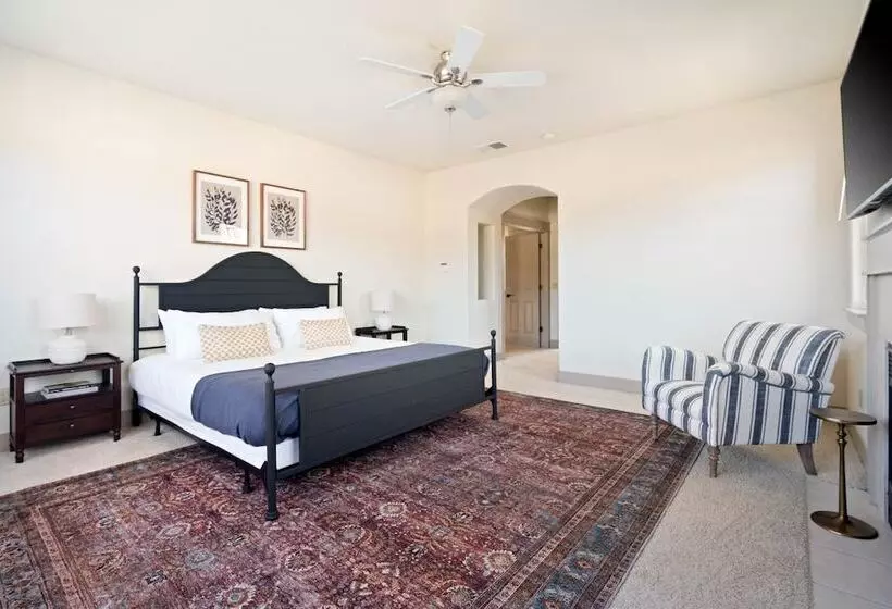 Fiano By Avantstay Centrally Located Haven W/ Stunning Courtyard & Pool Table