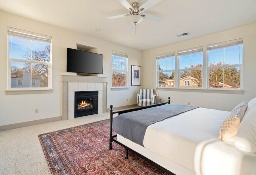 Fiano By Avantstay Centrally Located Haven W/ Stunning Courtyard & Pool Table