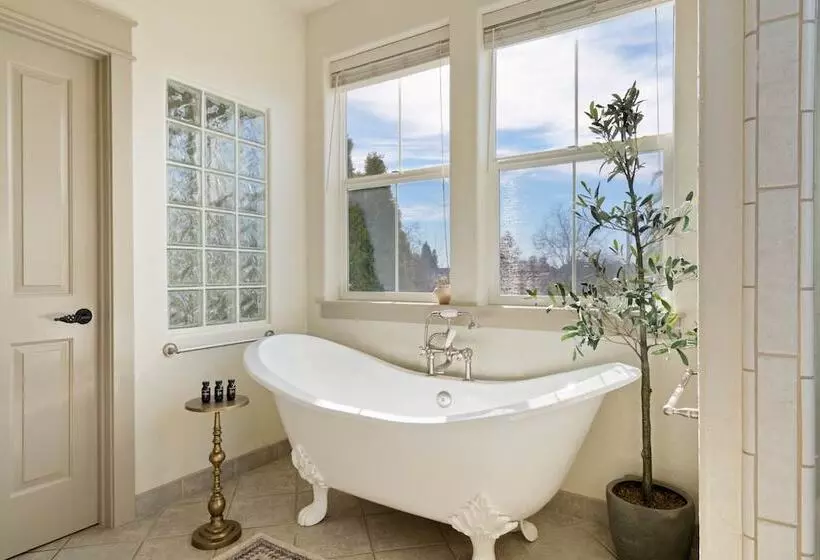 Fiano By Avantstay Centrally Located Haven W/ Stunning Courtyard & Pool Table