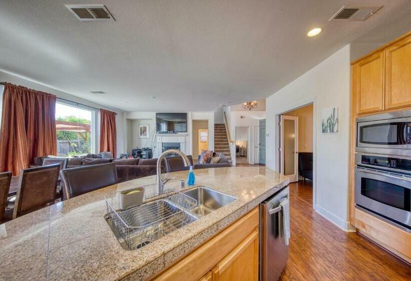 Wine Makers Two Story 6 Bed With Large Kitchen