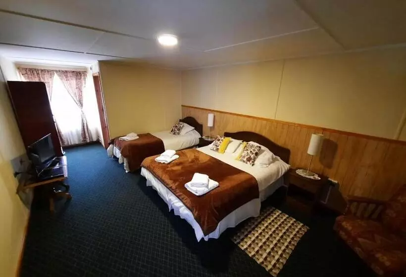 هتل Hostal Los Pinos