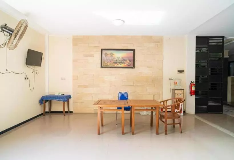 Hotelli Reddoorz Plus Syariah @ Jalan Dokter Wahidin Bojonegoro