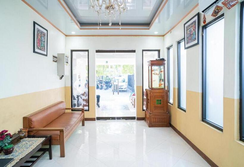 酒店 Reddoorz Plus Syariah @ Jalan Dokter Wahidin Bojonegoro