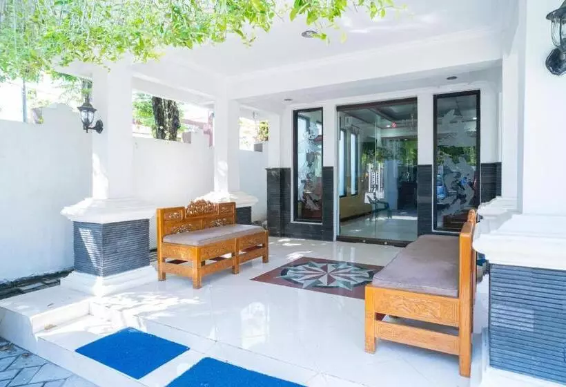 Hotelli Reddoorz Plus Syariah @ Jalan Dokter Wahidin Bojonegoro