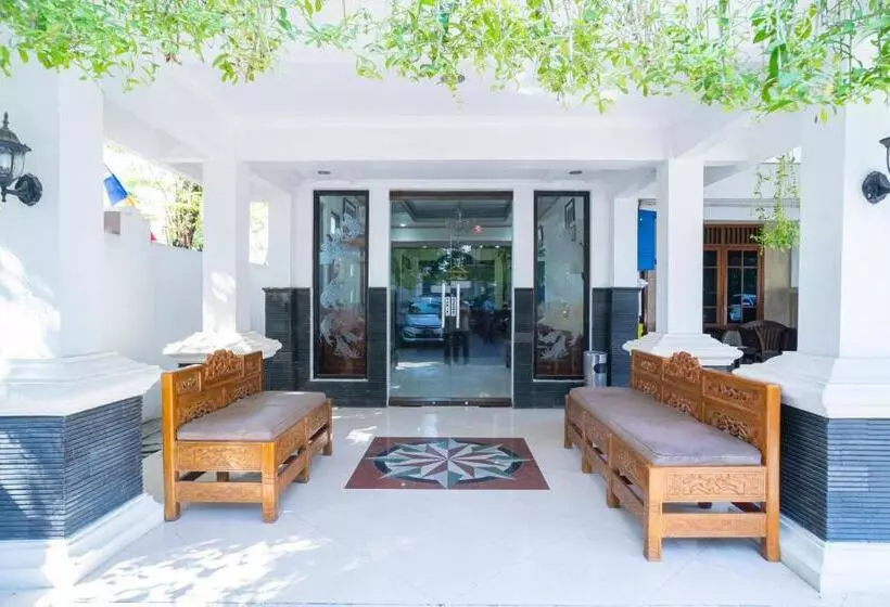 Hotelli Reddoorz Plus Syariah @ Jalan Dokter Wahidin Bojonegoro