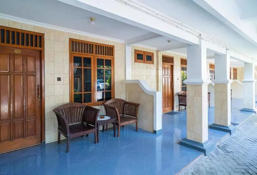 Hotelli Reddoorz Plus Syariah @ Jalan Dokter Wahidin Bojonegoro