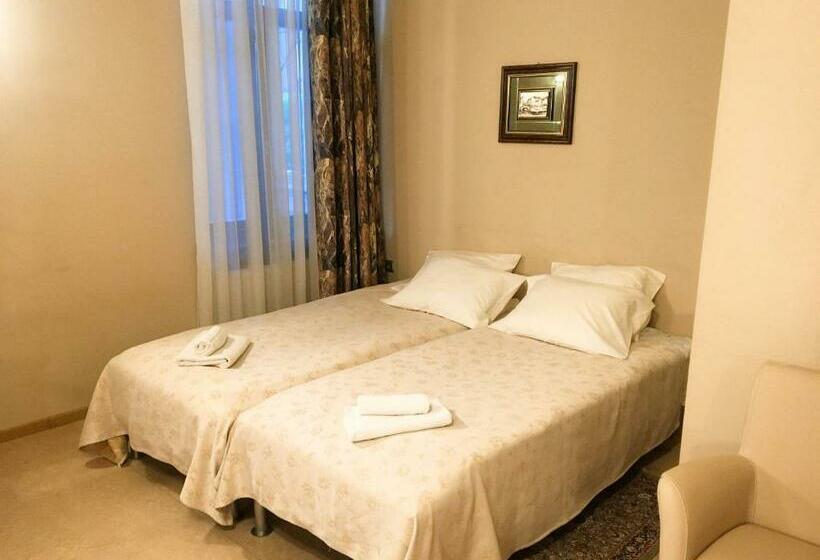 پانسیون Room In Guest Room   Valensija   Family Room 2 Adults 2 Children