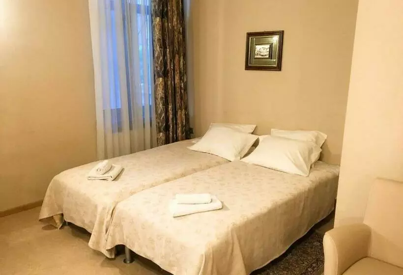 پانسیون Room In Guest Room   Valensija   Family Room 2 Adults 2 Children