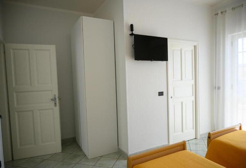 تختخواب و صبحانه Flowers  House