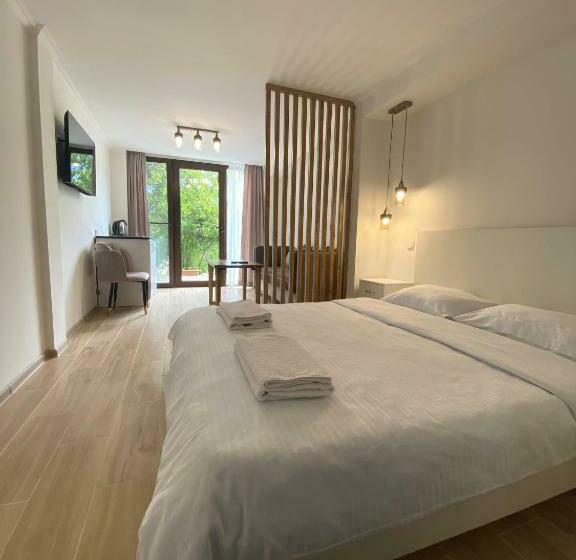 פנסיון Eco Park Resort