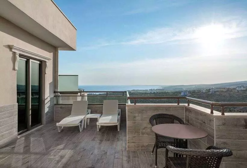 Hotelli Ramada Resort By Wyndham Kizkalesi