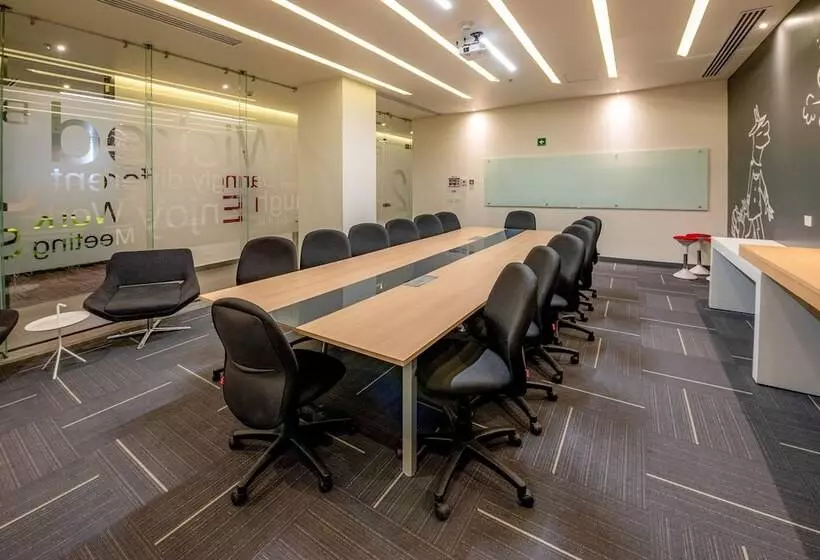 Hotelli Ramada Encore By Wyndham Guadalajara Aeropuerto