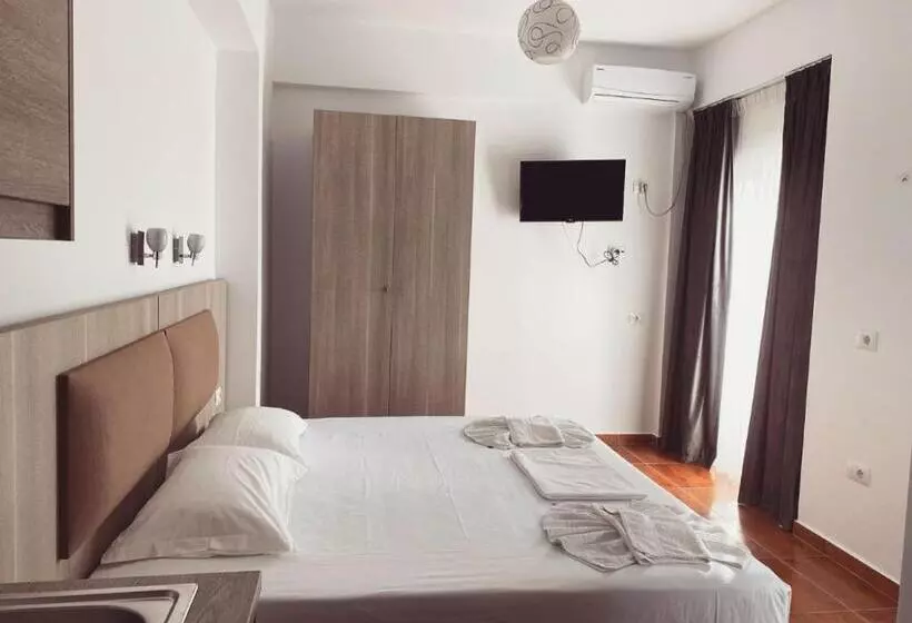 تختخواب و صبحانه Guest House Ksamil