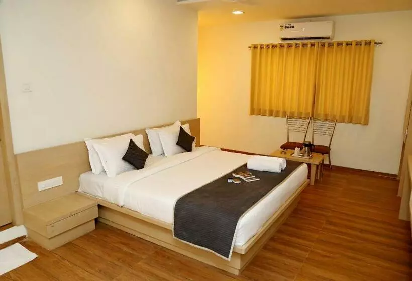 ホテル Tulsi Rooms N Banquite