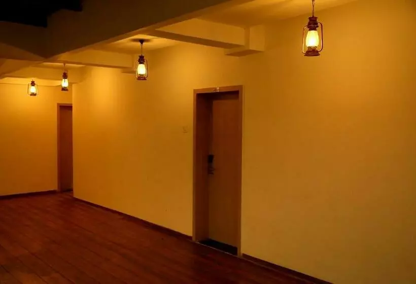 ホテル Tulsi Rooms N Banquite