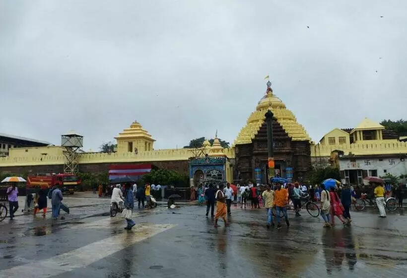 ペンション Divine View   Ac Room For 2 Pax   Swarna Bhavan