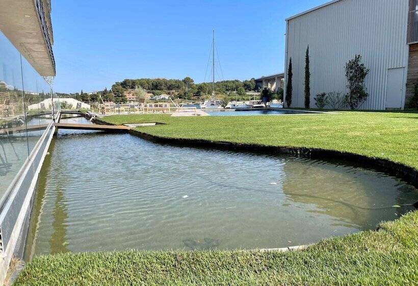 Отель Golden Tulip Martigues Provence